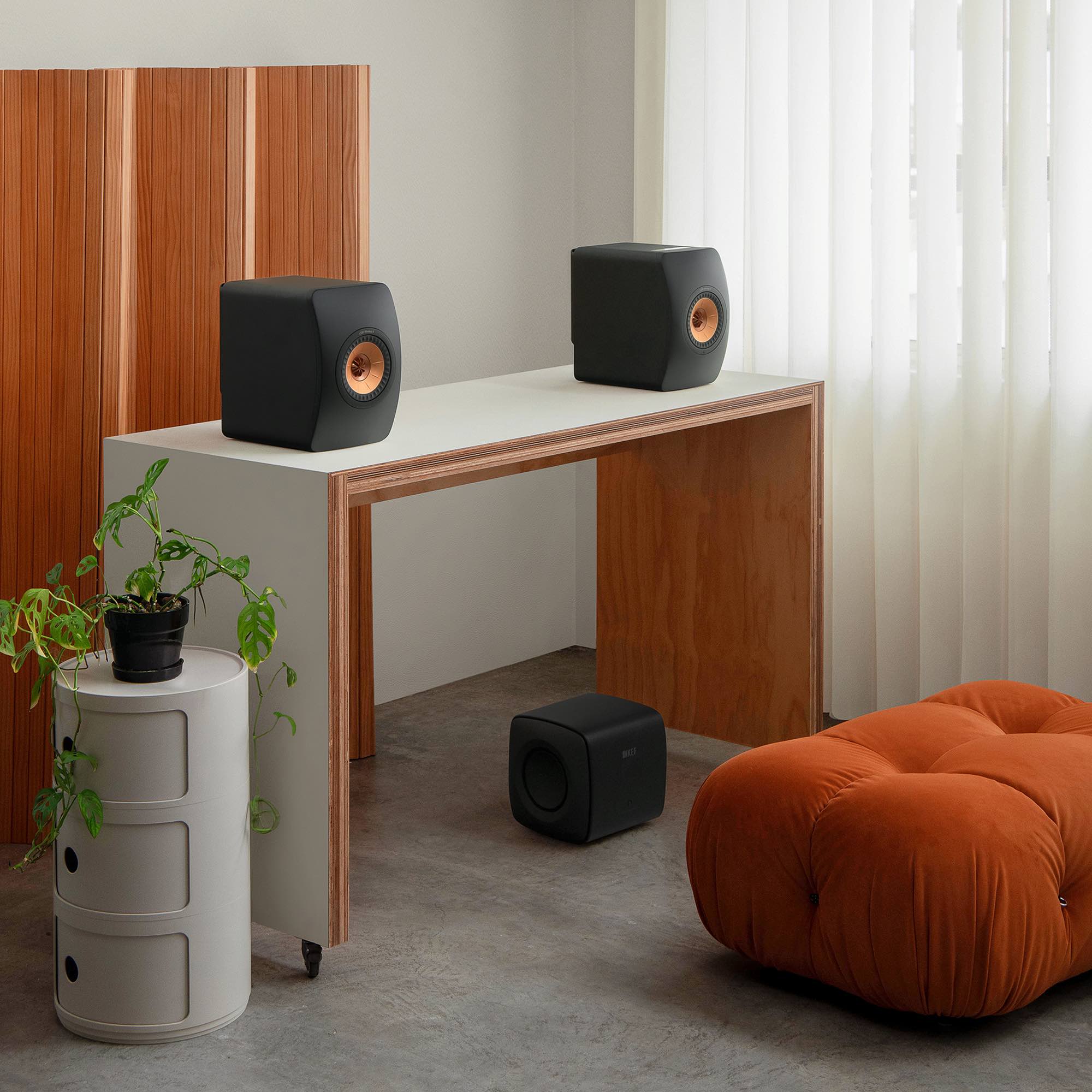 kc62-subwoofer_sp3949b_lifestyle KEF KC62 žemų dažnių garsiakalbis – Titanium Grey