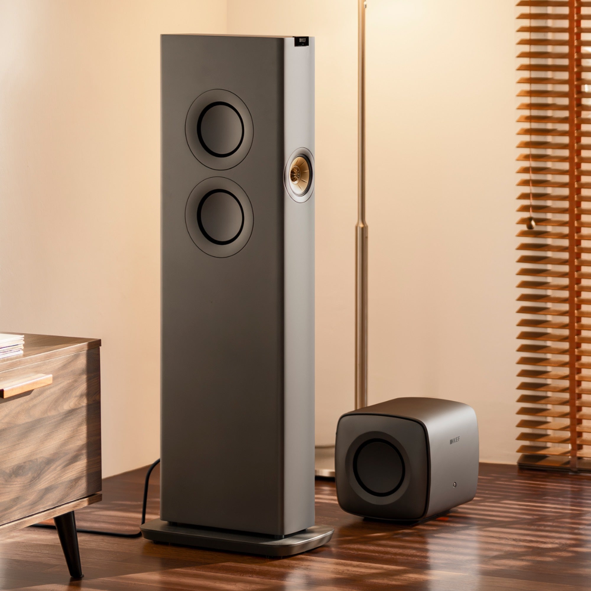 kc62-subwoofer_sp3949h_lifestyle KEF KC62 žemų dažnių garsiakalbis – Titanium Grey