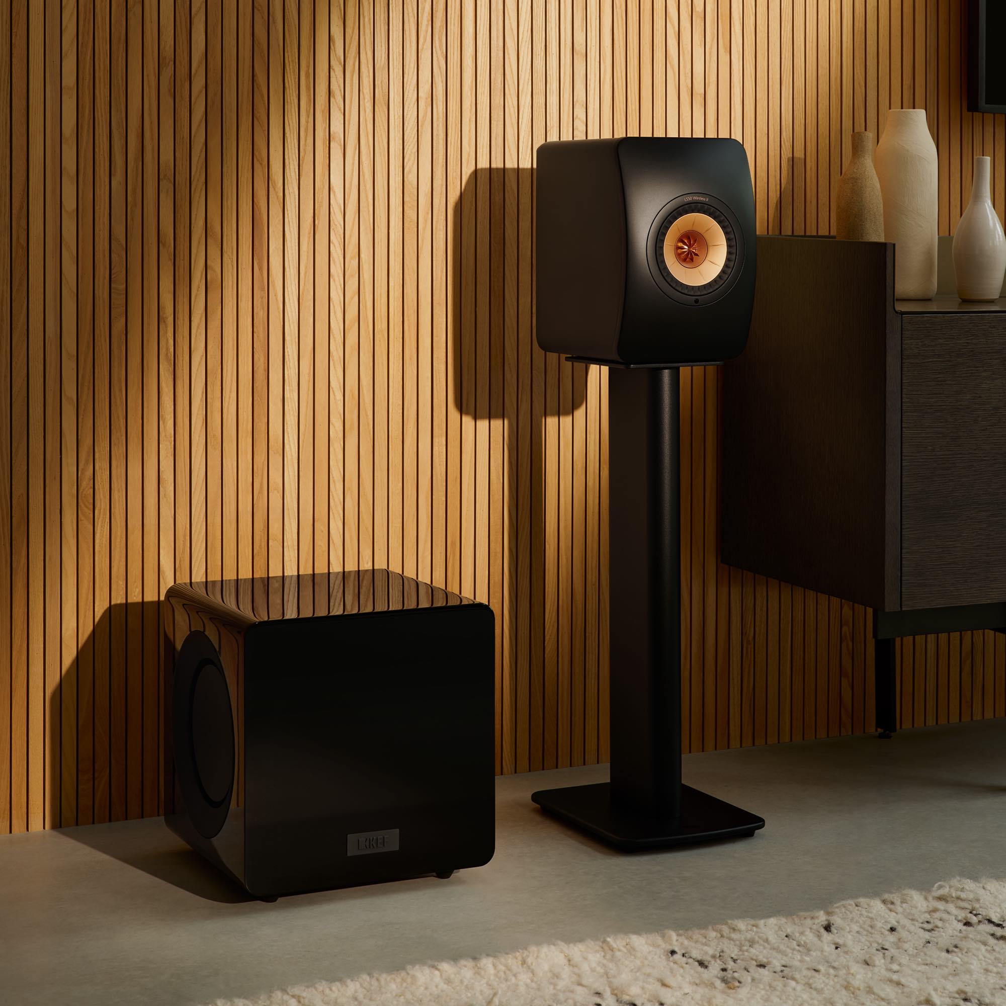 kc92-subwoofer_sp4076b0_lifestyle___detail KEF KC92 žemų dažnių garsiakalbis – Gloss Black