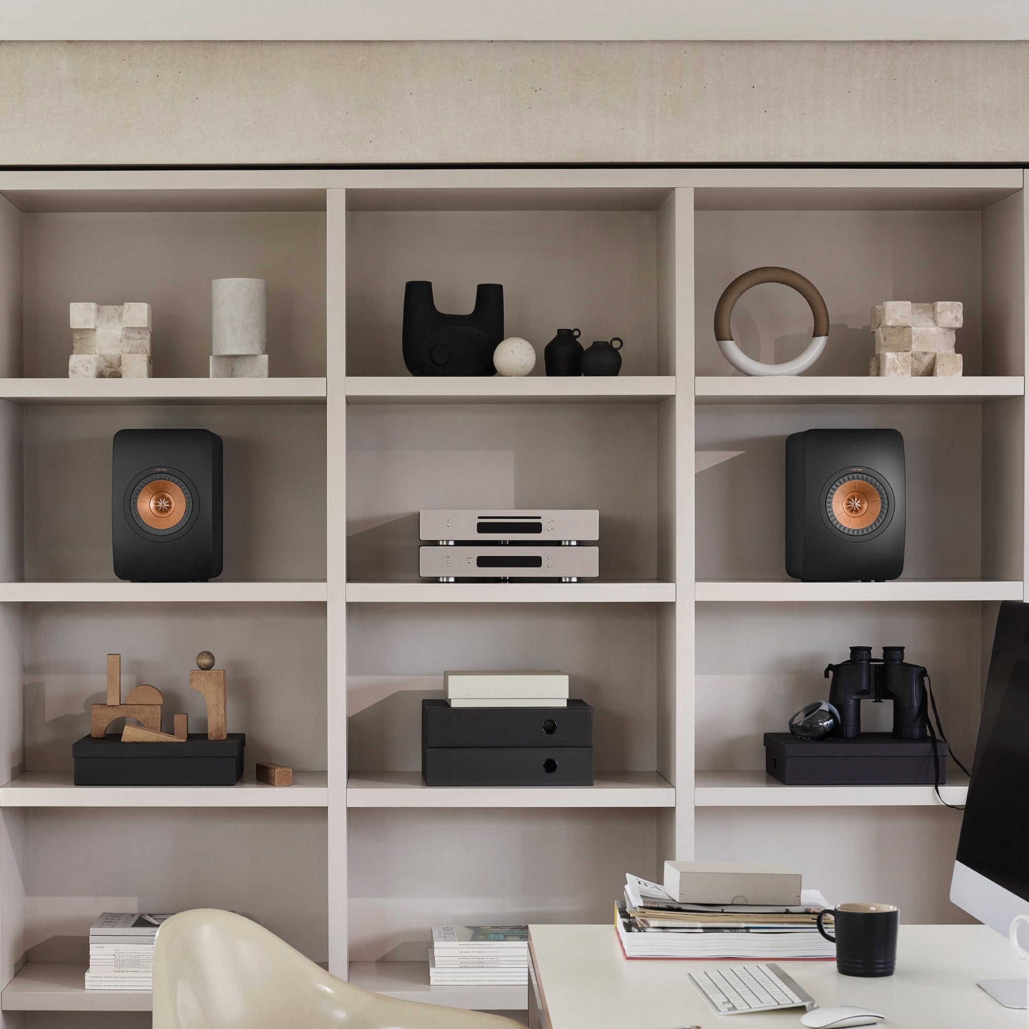 ls50-meta_sp4027b_lifestyle___on-shelf KEF LS50 Meta lentyninės kolonėlės (pora) – Titanium Grey