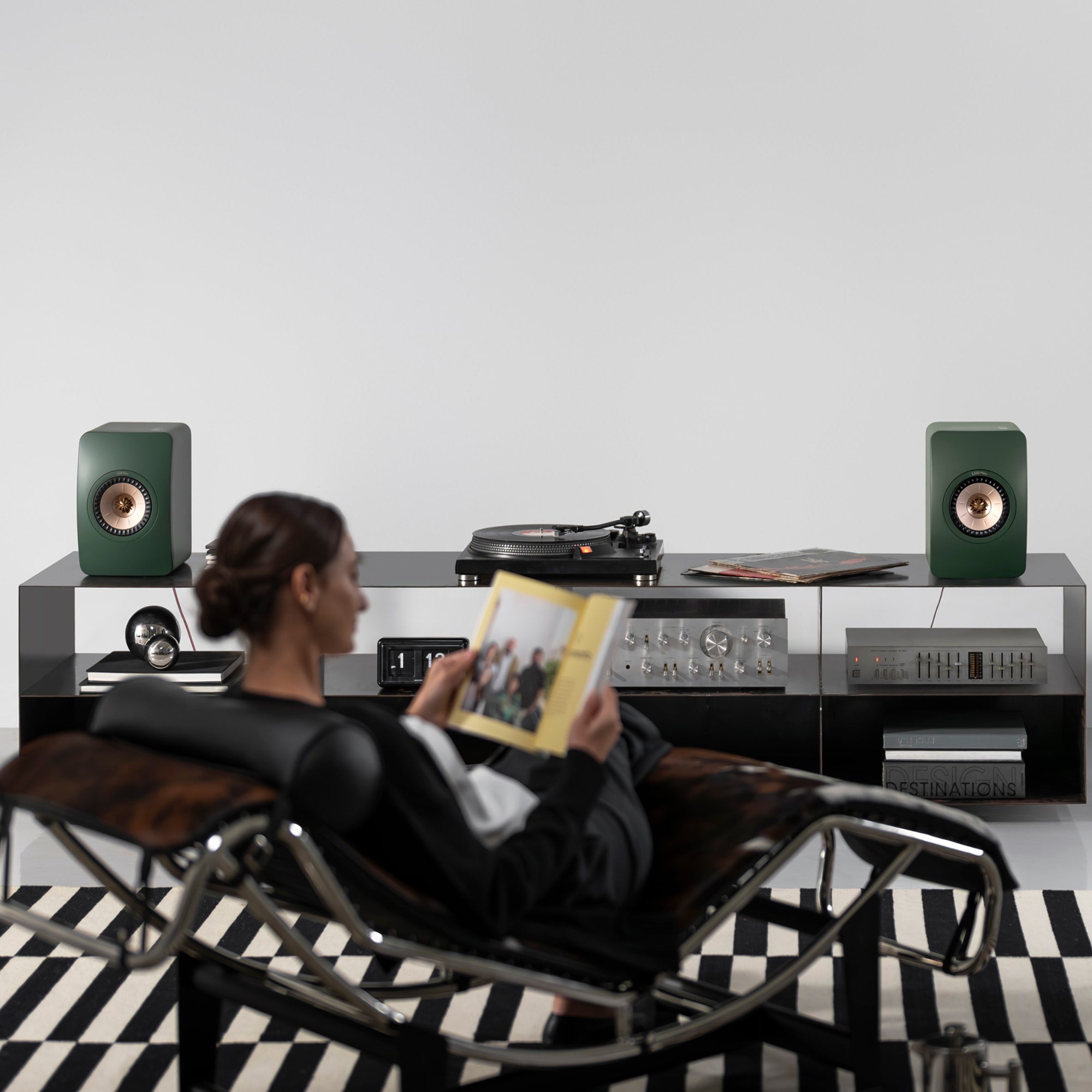 ls50-meta_sp4027j2_lifestyle___on-shelf KEF LS50 Meta lentyninės kolonėlės (pora) – Titanium Grey
