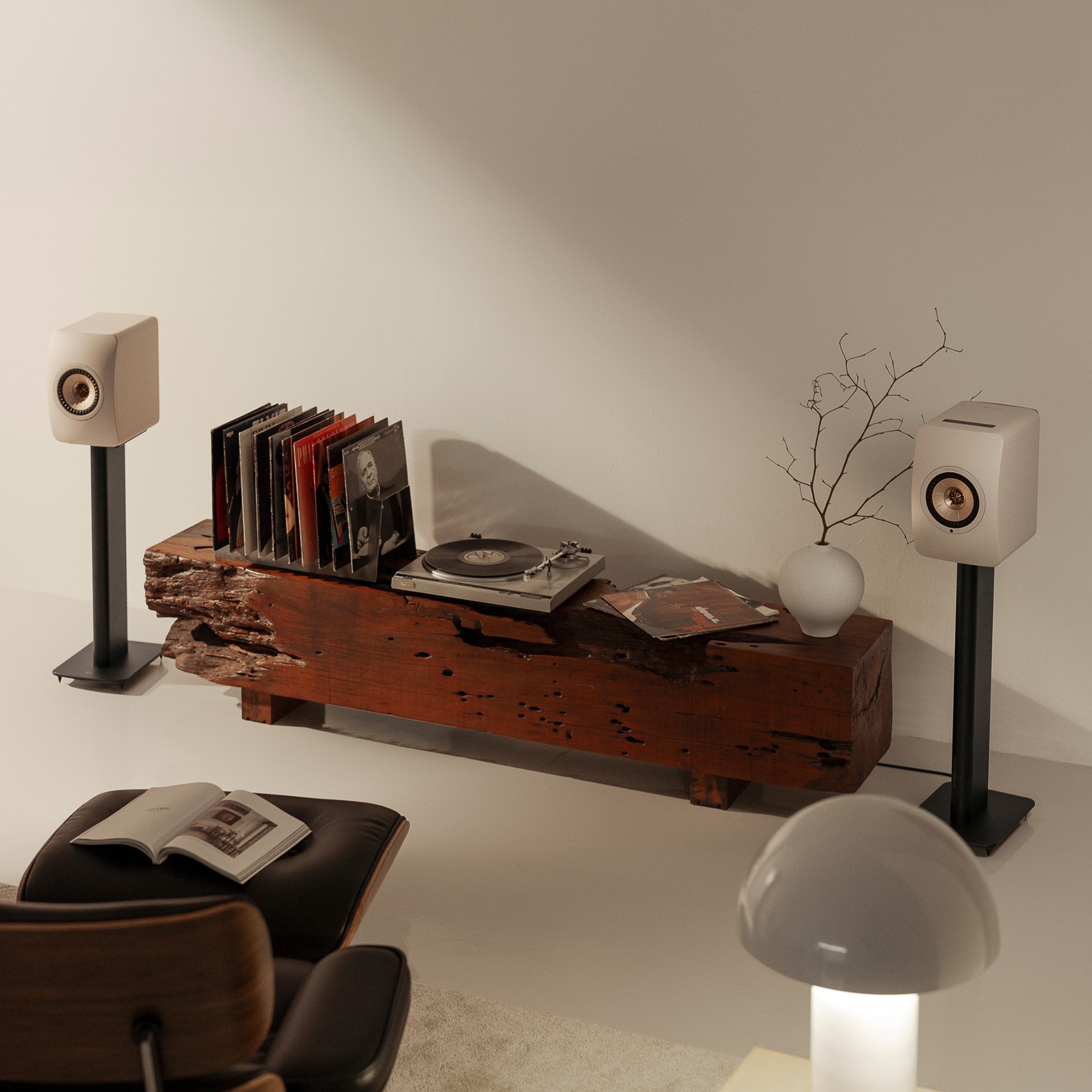 ls50-wireless-2_sp4025a5_lifestyle_vinyl KEF LS50 Wireless II belaidės Hi-Fi kolonėlės (pora) – Mineral White
