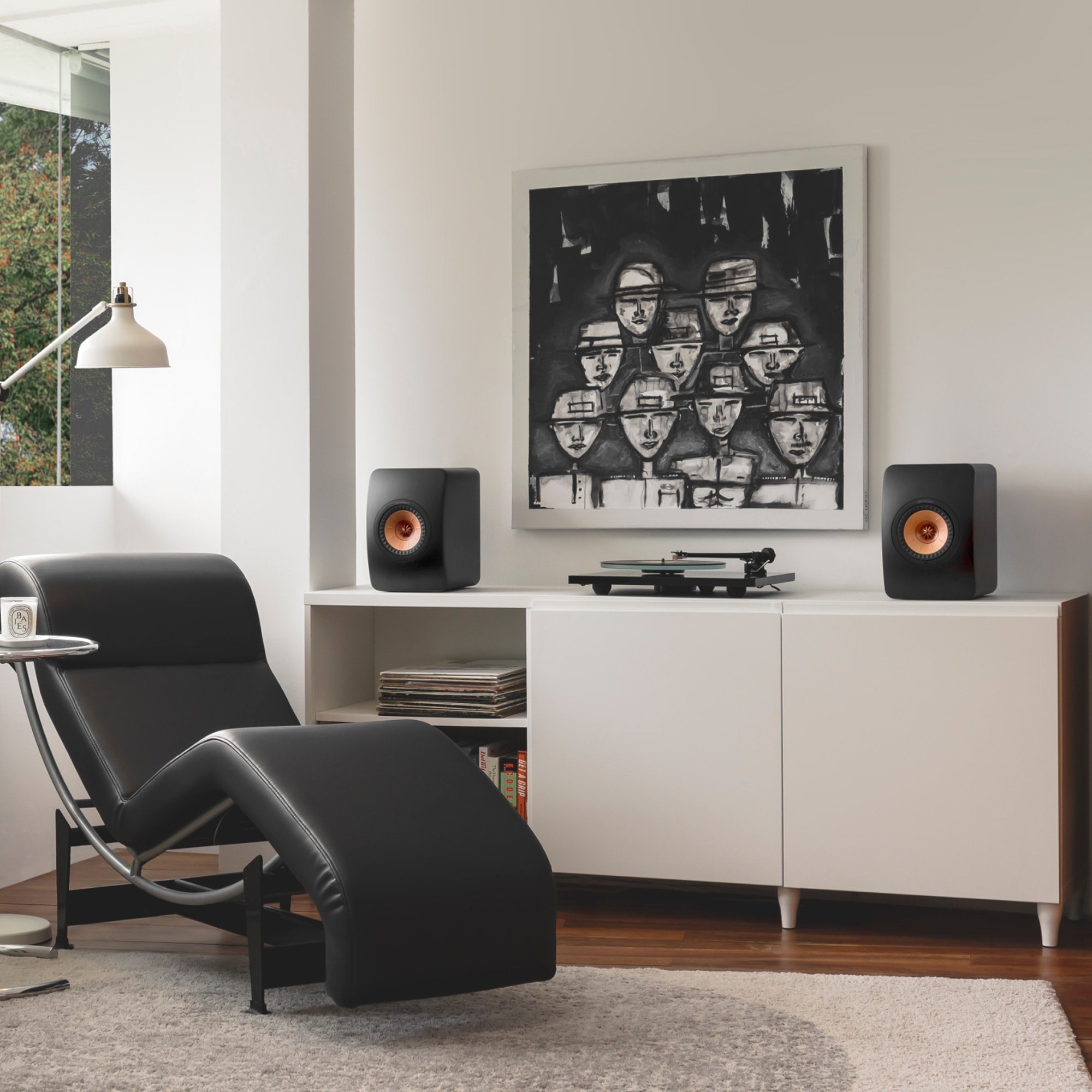 ls50-wireless-2_sp4025b_lifestyle___on-shelf KEF LS50 Wireless II belaidės Hi-Fi kolonėlės (pora) – Mineral White