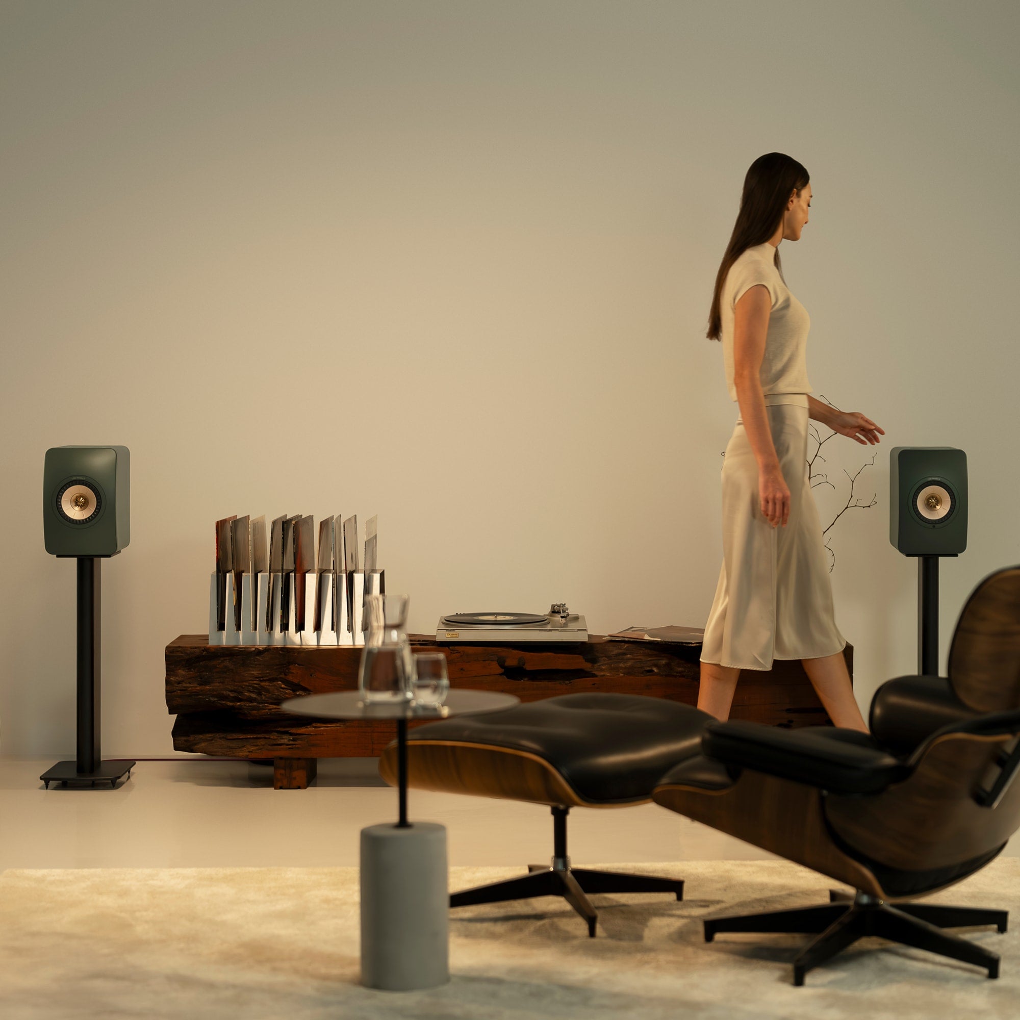 ls50-wireless-2_sp4025j2_lifestyle_accessory__with-model KEF LS50 Wireless II belaidės Hi-Fi kolonėlės (pora) – Mineral White