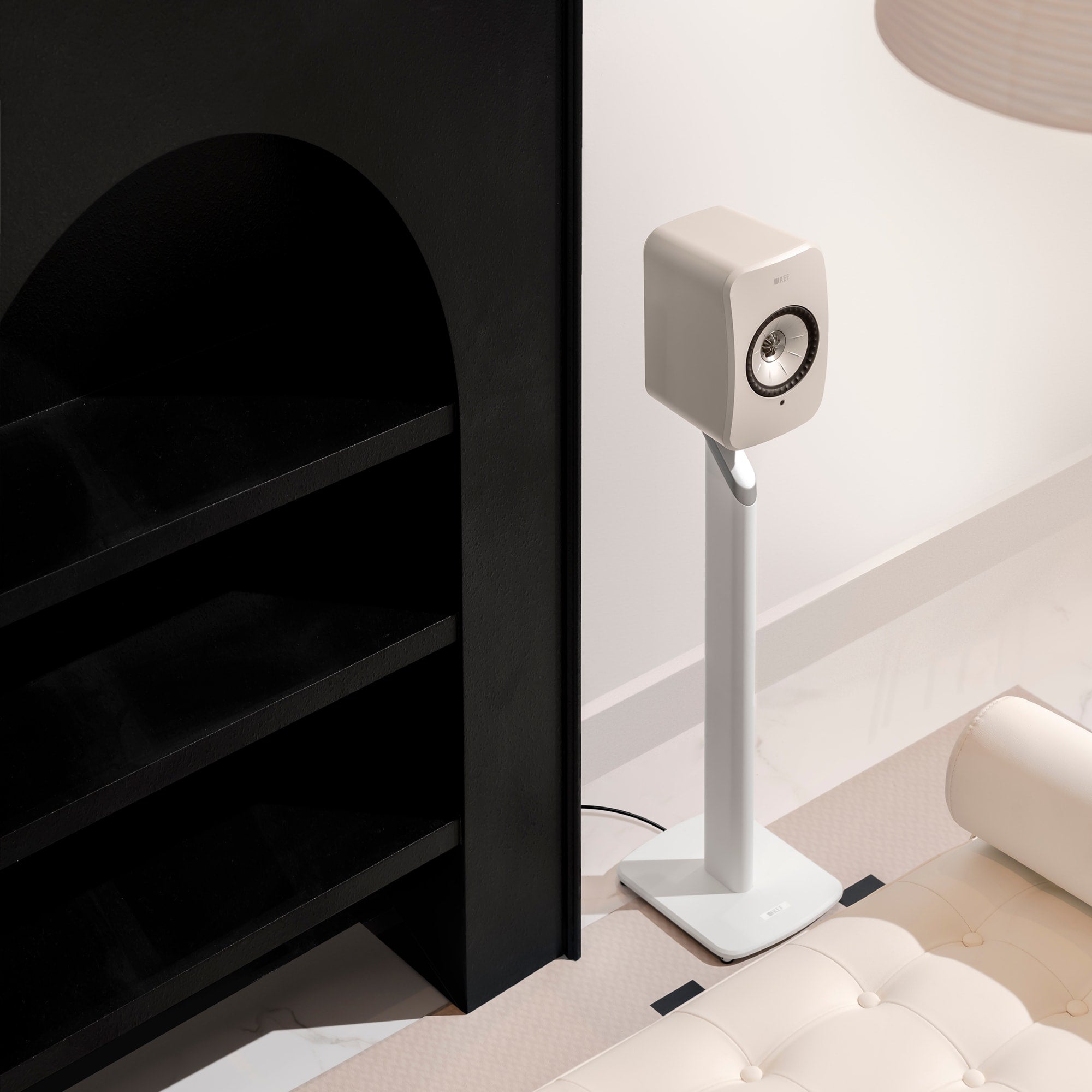 lsx-2-lt_sp4077a2_lifestyle_accessory KEF LSX II LT belaidės Hi-Fi kolonėlės (pora) – Stone White