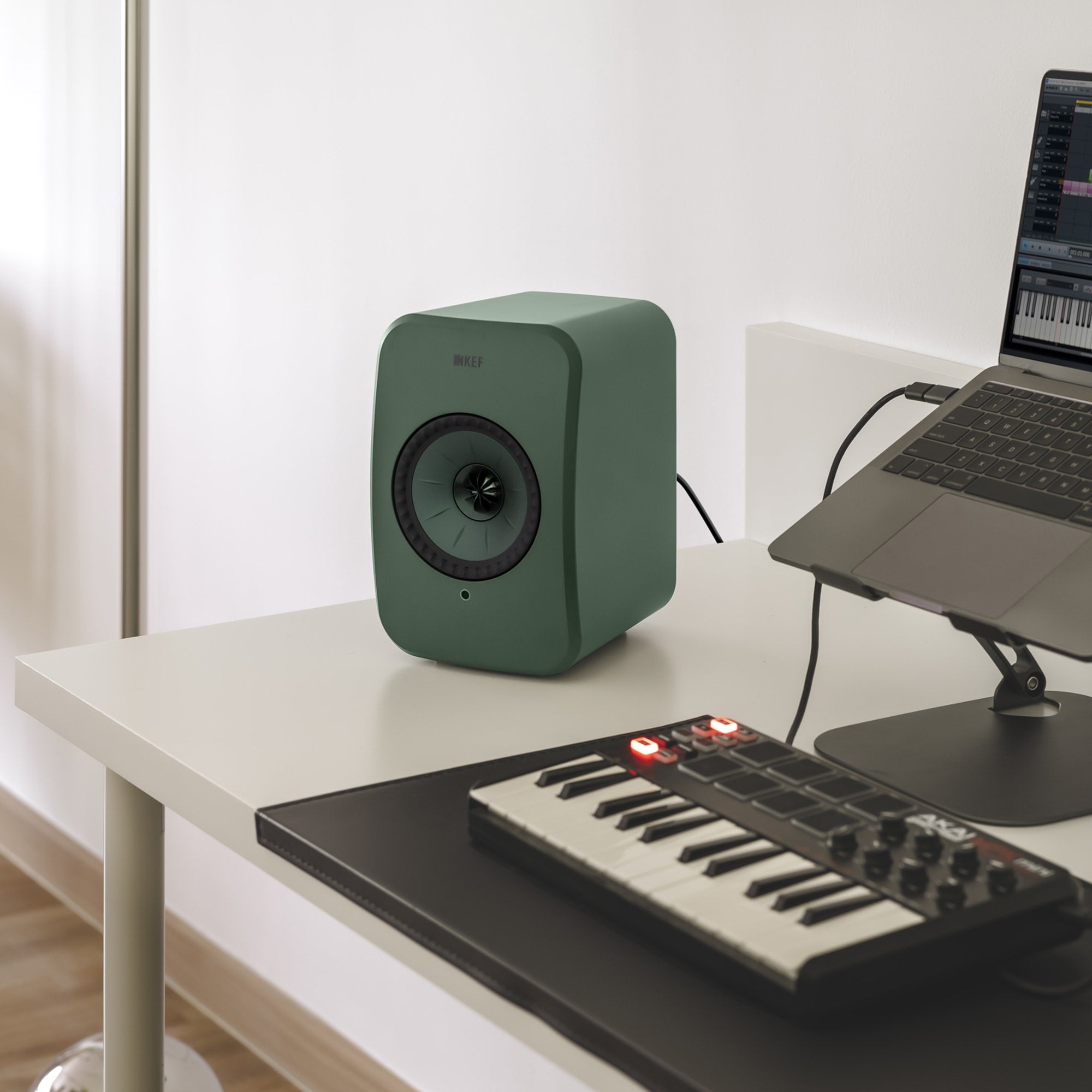 lsx-2-lt_sp4077j2_lifestyle_computer__on-shelf KEF LSX II LT belaidės Hi-Fi kolonėlės (pora) – Stone White