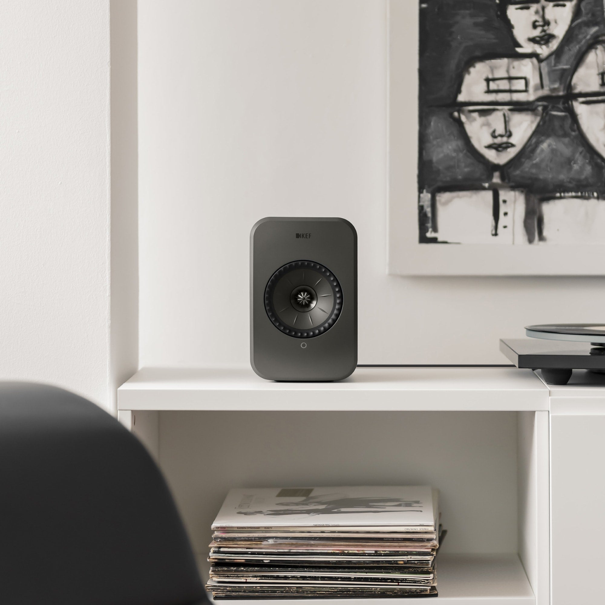 lsx-2-lt_sp4077m2_lifestyle_vinyl__on-shelf KEF LSX II LT belaidės Hi-Fi kolonėlės (pora) – Stone White