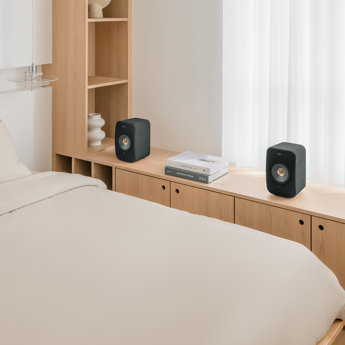 lsx-2_sp4041b_lifestyle___on-shelf KEF LSX II belaidės Hi-Fi kolonėlės (pora) – Amber Haze