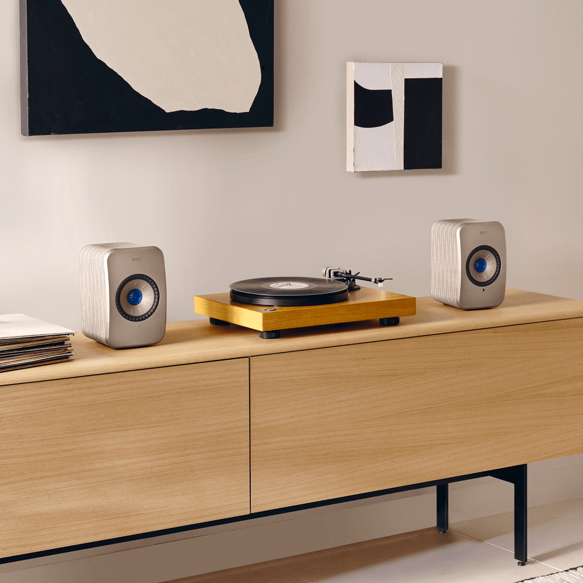 lsx-2_sp4041d_lifestyle_vinyl__on-shelf KEF LSX II belaidės Hi-Fi kolonėlės (pora) – Amber Haze