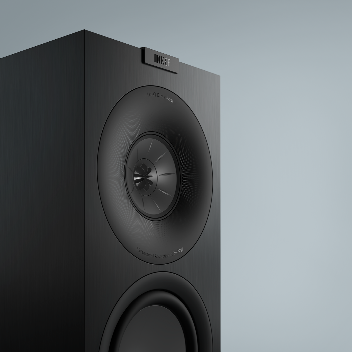 q-concerto-meta_sp4090b0_lifestyle_uni-q_front-side-right KEF Q Concerto Meta lentyninės kolonėlės (pora) – Walnut