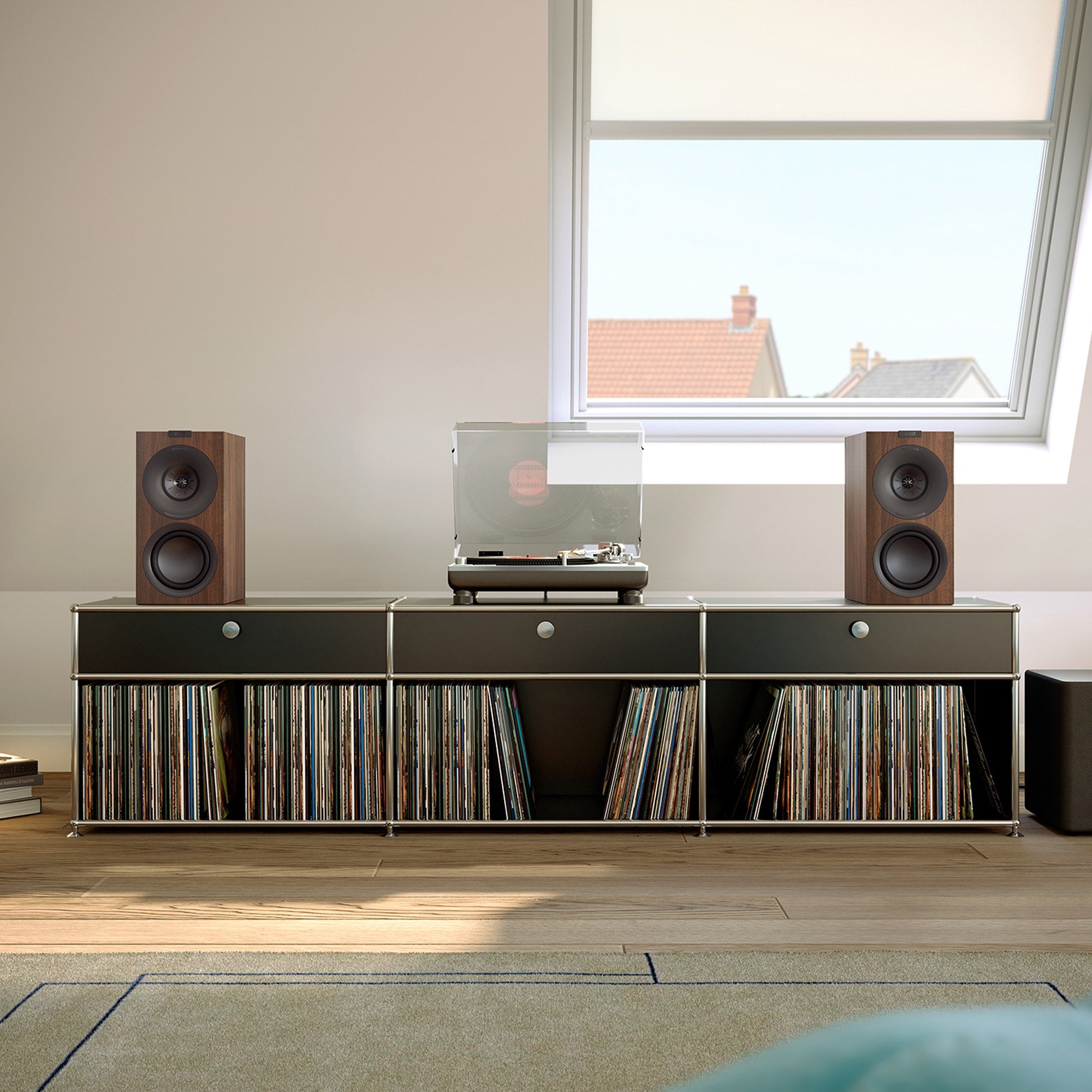 q-concerto-meta_sp4090w0_lifestyle KEF Q Concerto Meta lentyninės kolonėlės (pora) – Walnut
