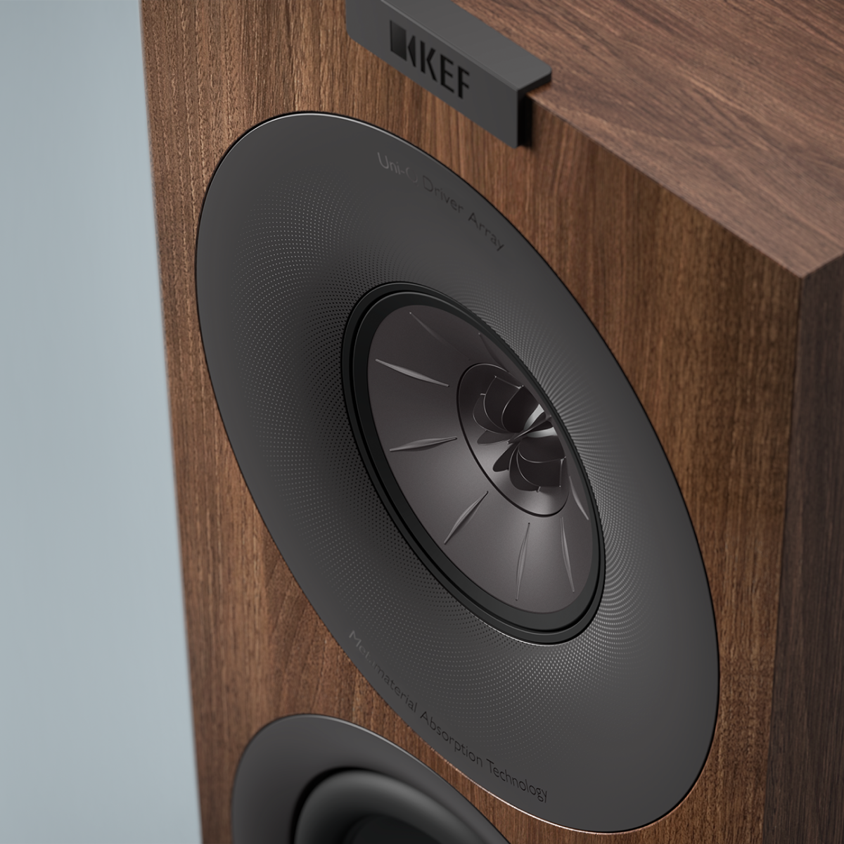 q-concerto-meta_sp4090w0_lifestyle_uni-q_front-side_detail KEF Q Concerto Meta lentyninės kolonėlės (pora) – Walnut