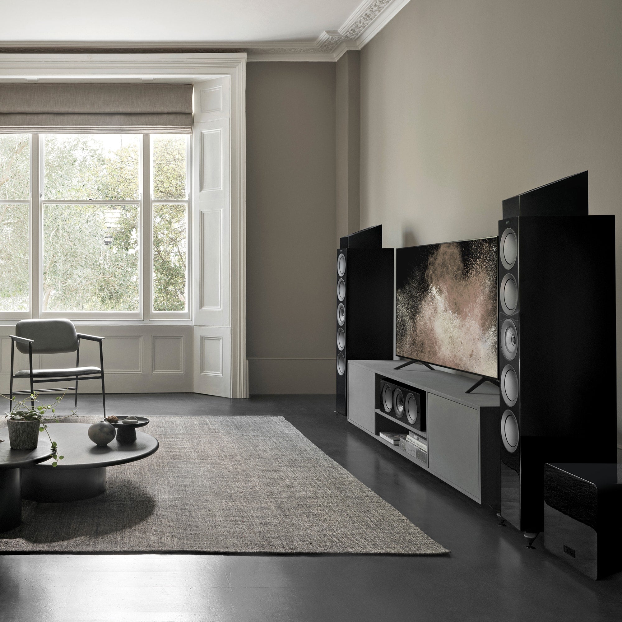 r8-meta_sp4059b_lifestyle KEF R8A Meta erdvinio (surround) garso kolonėlės (pora) – Walnut