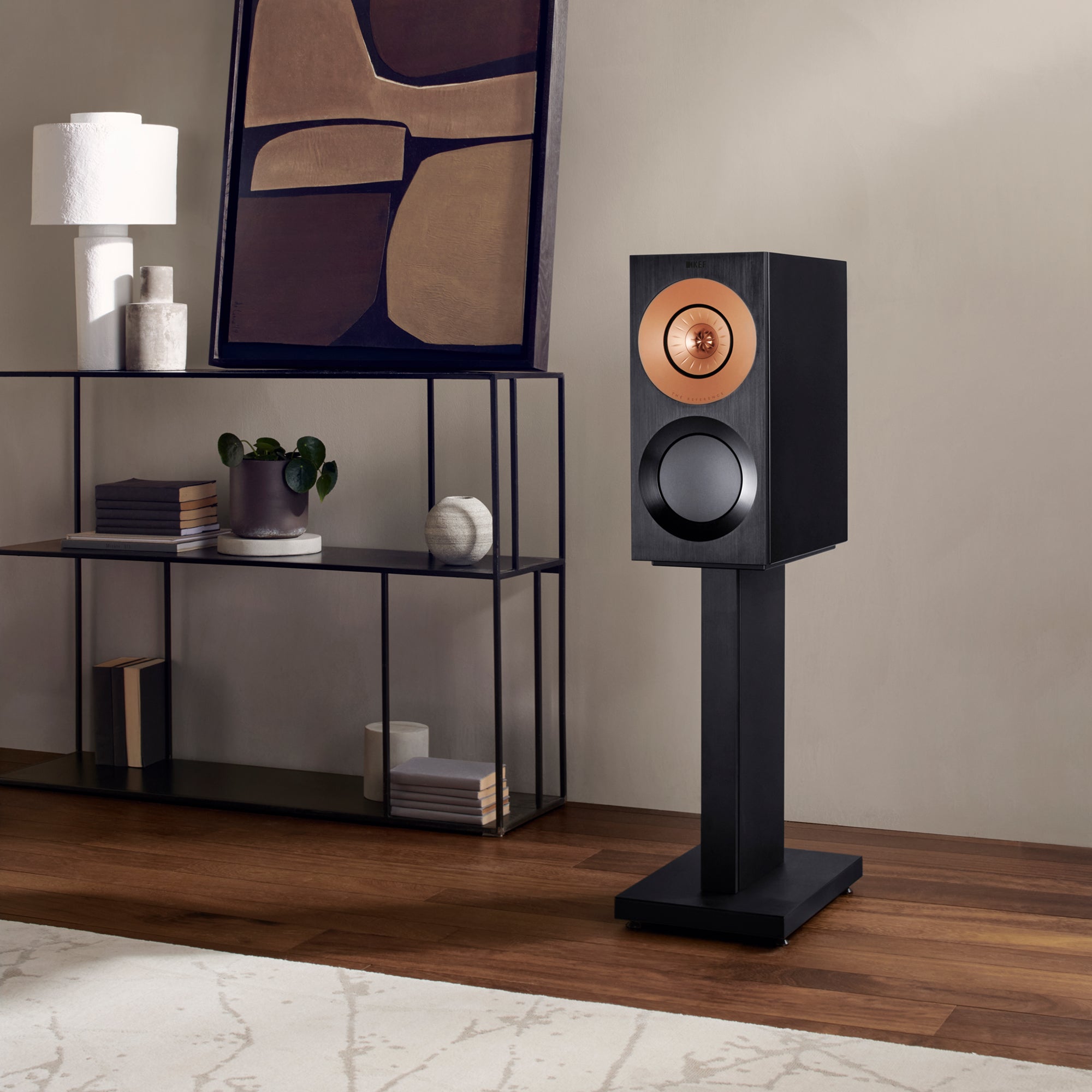 reference-1-bookshelf-speaker_sp4048e_lifestyle___primary KEF Reference 1 lentyninės kolonėlės (pora) – High Gloss White/Blue