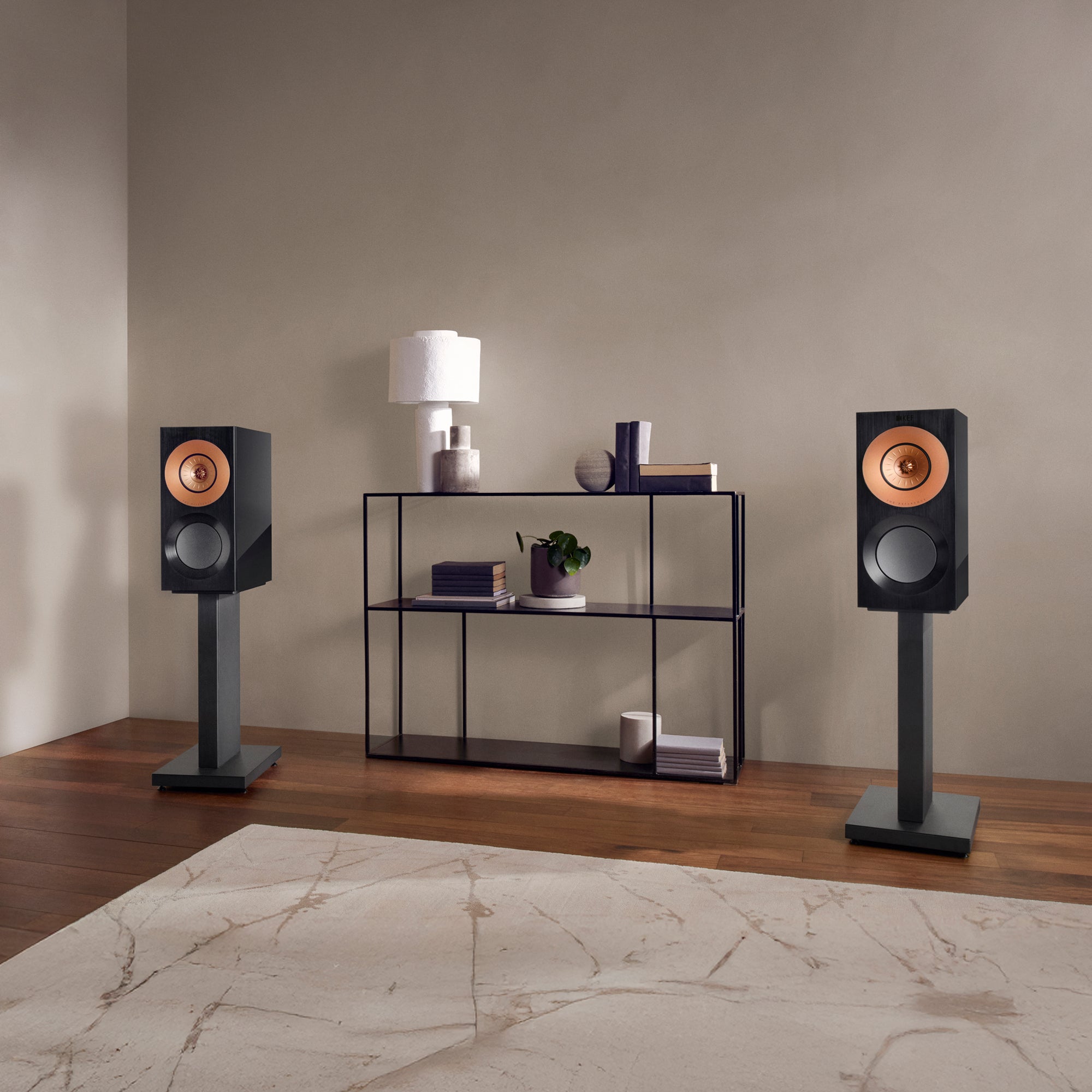 reference-1-bookshelf-speaker_sp4048e_lifestyle___secondary KEF Reference 1 lentyninės kolonėlės (pora) – High Gloss White/Blue