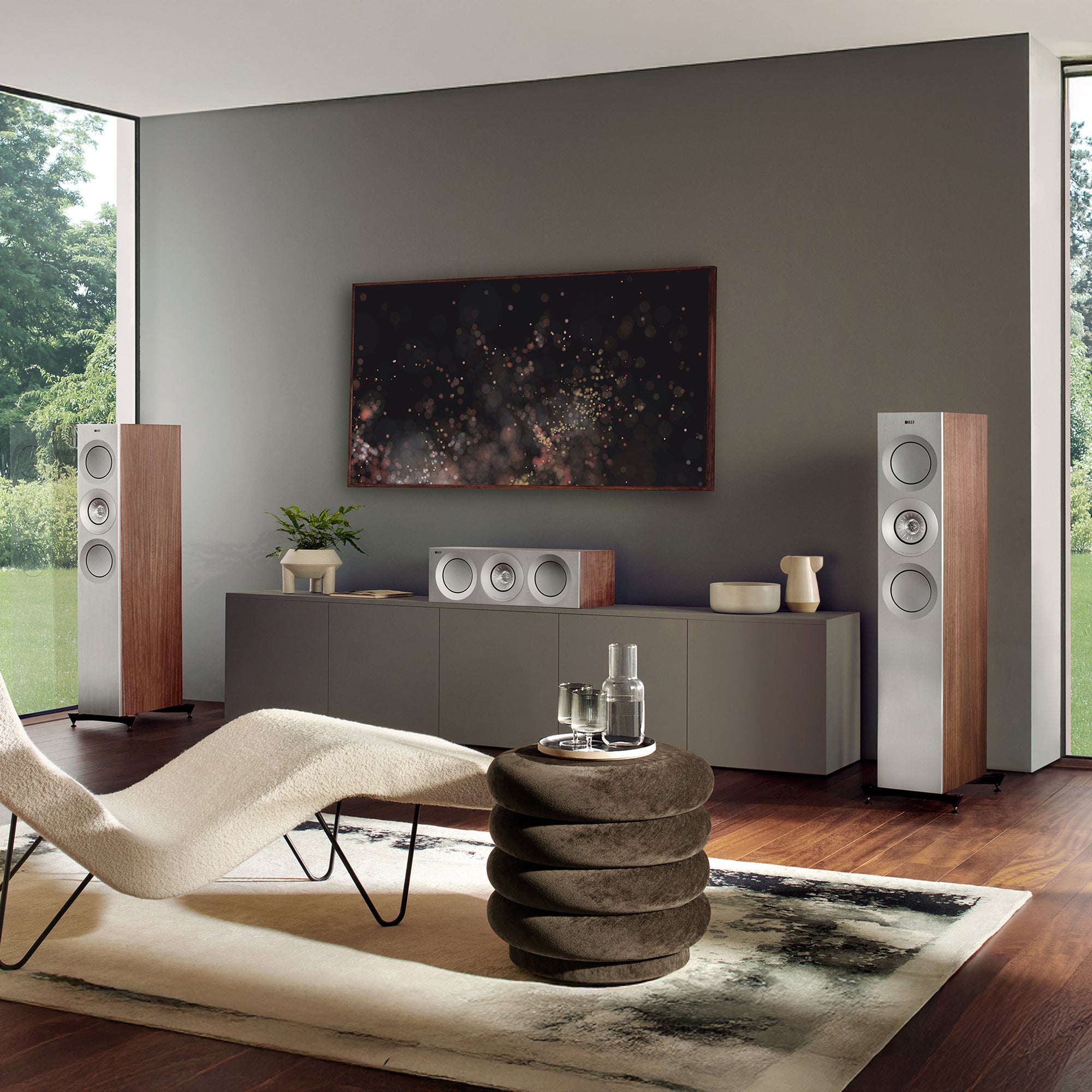 reference-3-floorstanding-speaker_sp4049w_lifestyle KEF Reference 3 grindinės kolonėlės (pora) – High Gloss White/Blue