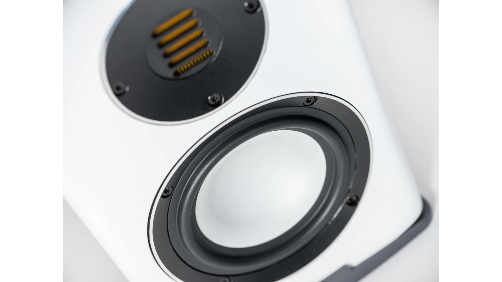 ELAC-Carina-BS243.4-baltas-matinis-pora-3-elac-carina-bs-243-4-5-tinify-1 ELAC Carina BS243.4 baltas matinis (pora)