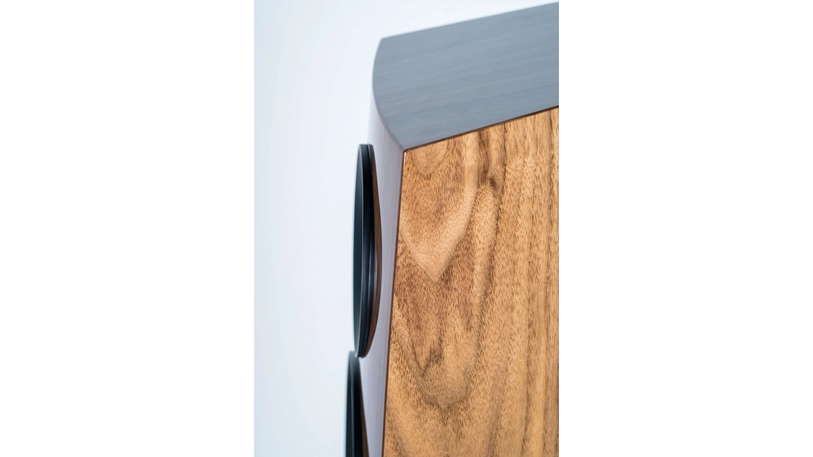 ELAC-Concentro-S-509.2-riesutmedzio-lakas-pora-4-ELAC-Concentro-S-509-Walnut-Details-3-24-3-tinify-1 ELAC Concentro S 509.2 riešutmedžio lakas (pora)