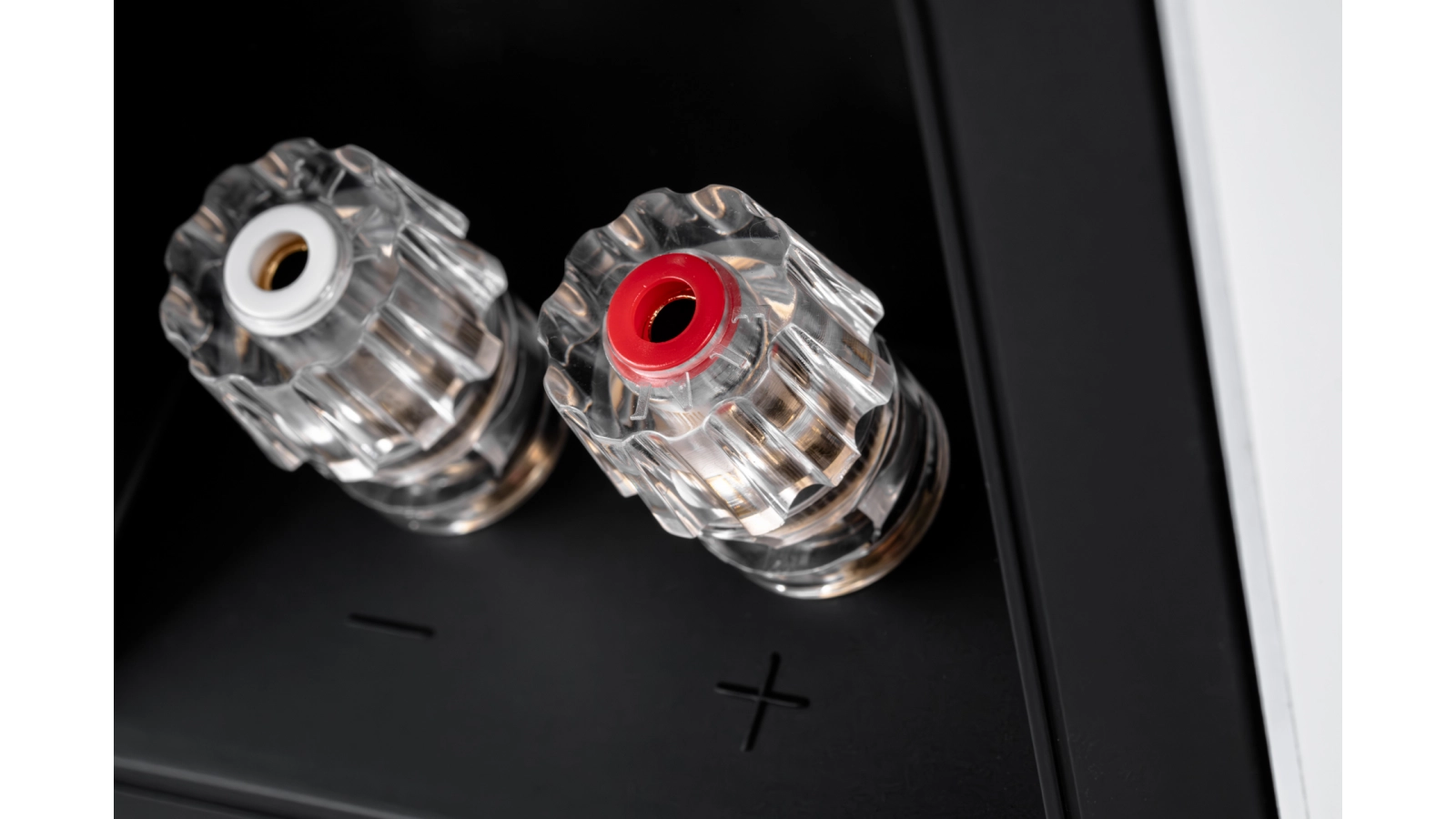 ELAC-Elegant-BS-305-baltas-lakas-pora-5-ELAC-WEB-Elegant-BS-305-Details-4-24-3 ELAC Elegant BS 305 baltas lakas (pora)