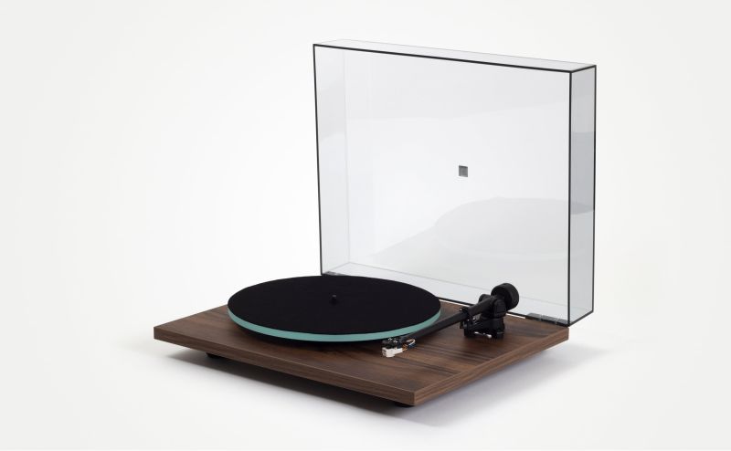 Rega-Planar-2-su-Rega-Nd3-galvute-riesutmedzio-3-PL2-walnut-offside-lidopen-gallery2-28129 Rega Planar 2 su Rega Nd3 galvute riešutmedžio