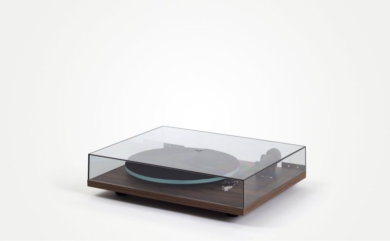 Rega-Planar-2-su-Rega-Nd3-galvute-riesutmedzio-4-PL2-walnut-lidclosed-gallery3-28129 Rega Planar 2 su Rega Nd3 galvute riešutmedžio