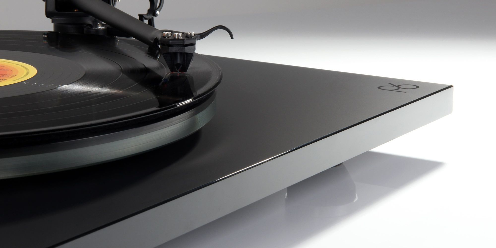 Rega-Planar-6-su-Rega-Ania-MC-galvute-pilkas-2-planar-6-hero-02 Rega Planar 6 su Rega Ania MC galvute pilkas